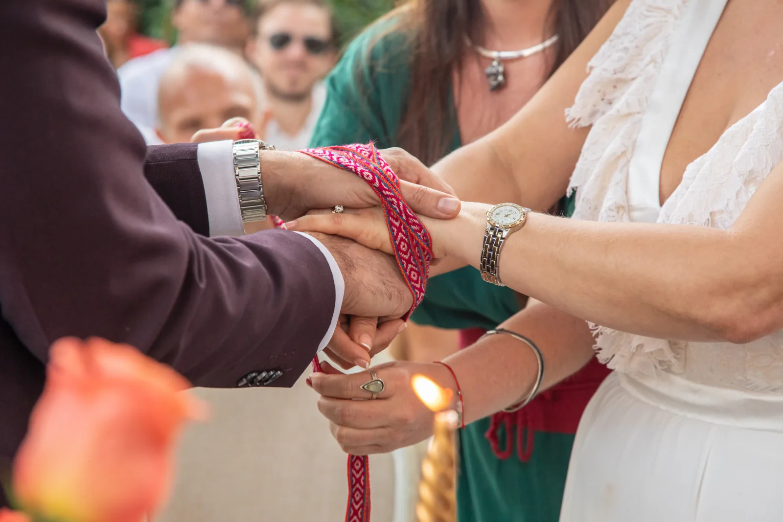 Pareja celebrando boda humanista personalizada